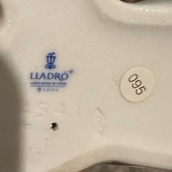 LLADRO’ Angel Laying Down Figurine #04541 - Picture 8 of 9